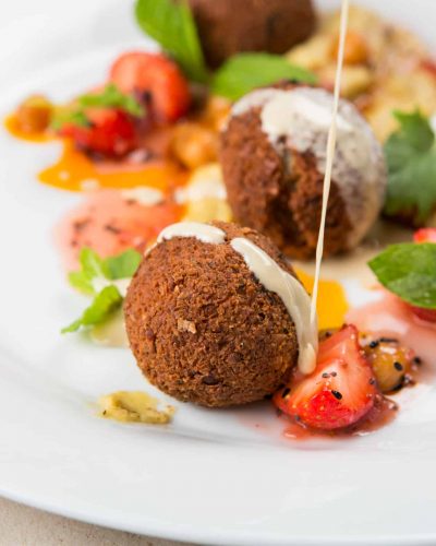 falafel mit kichererbsen, erdbeeren und minze